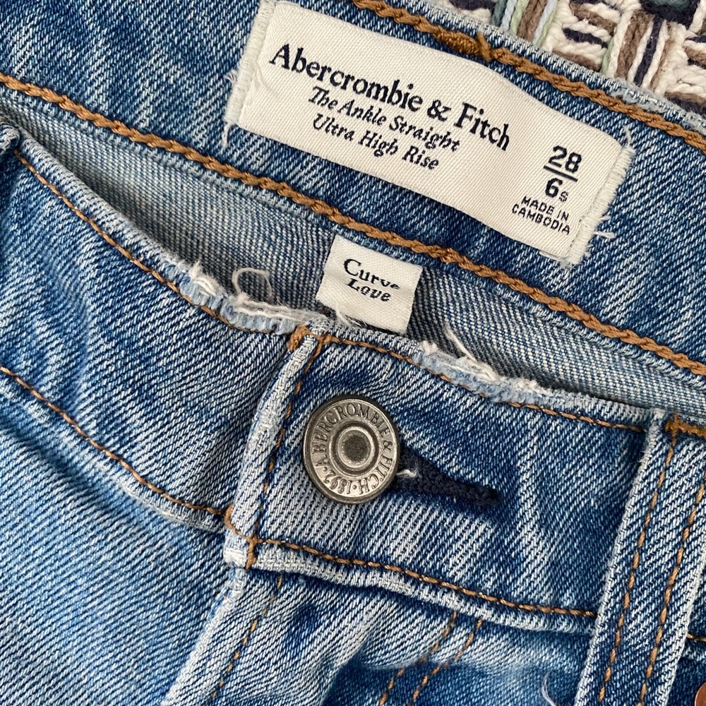 Abercrombie Ankle Straight Ultra High Rise. Curve Love. Size 28s